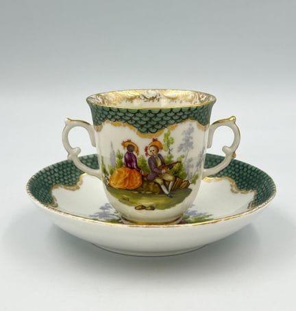 迈森。带托盘的咖啡杯。瓦托风格绘画。18世纪。尺寸约7.5 cn × 7 cm（直径）。瓷器。釉下蓝