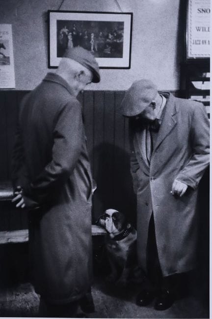 Bruce DAVIDSON (1933). Due uomini con un cane. Cir