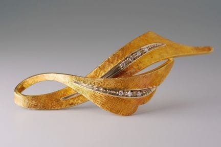 Spilla. Oro giallo e bianco 750 con diamanti incas