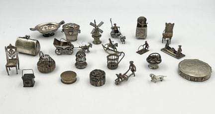 Set con 22 oggetti in miniatura. Prezzo: solitamen