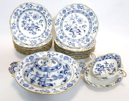迈森。18件套餐具套装。“洋葱纹样”。球形把手时期。一级品。 供8人使用。套装包含：8个汤盘（直径约