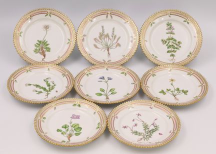 ROYAL COPENHAGEN。8只小装饰盘。“Flora Danica”系列。丹麦。 每只直径约