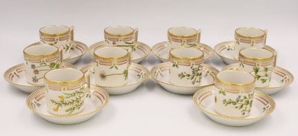 ROYAL COPENHAGEN。10只摩卡杯配12只杯托。“Flora Danica”系列。丹麦产