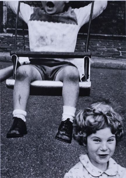William KLEIN (1926 - 2022). "Ragazzo sull'altalen