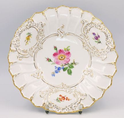 MEISSEN. Piatto da cerimonia. Decorazione floreale