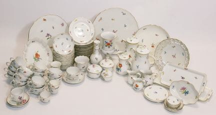 迈森。72件套咖啡/摩卡餐具套装。“散花”系列。一级品。共72件。瓷器。釉下蓝剑形标志。多色彩绘。金