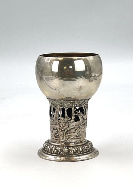 刻有狩猎场景的古银杯。800纯银。 约1900年。总重约116克。高约11厘米。杯座采用镂空工艺，环