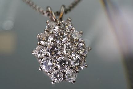 Collana con ciondolo a grappolo di brillanti. Oro 