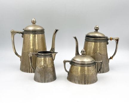 4件套咖啡茶具套装。800银。 总重约1,526克。套装包括：1个咖啡壶（高约21.5厘米）、1个茶