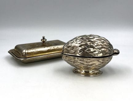2 piezas de plata. Mantequera con tapa con forma d
