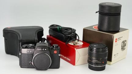 LEICA R-E con Summicron-R 90 mm f/2 e telecomando.