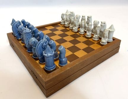 LIMOGES. Pièces d’échecs. Porcelaine. France. Vers