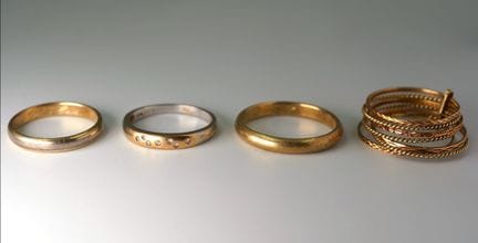 Quattro anelli. Oro giallo 585, in parte con diama