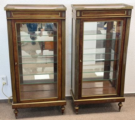 Deux vitrines en acajou de style Louis XVI. Chacun