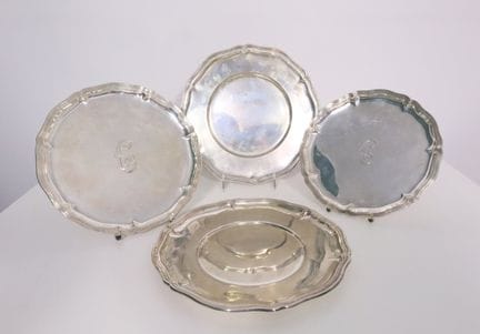 4 piatti d'argento. Leghe diverse. Peso totale di 