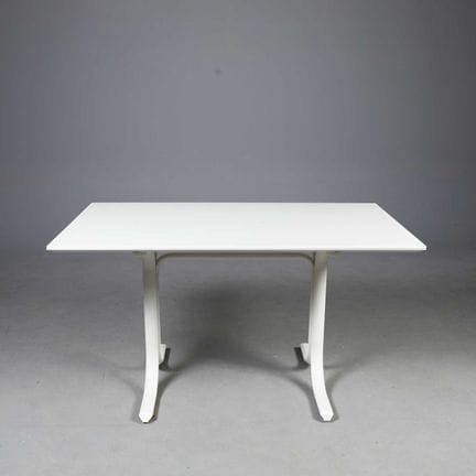 餐桌
玻璃面板，金属底座，140厘米 × 80厘米 × 75厘米



好的