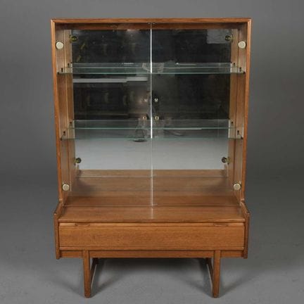 伦敦TURNIDGE展示柜
1960年代复古款，柚木与玻璃材质，高133厘米 × 宽91厘米 × 深