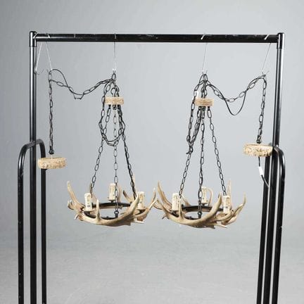 LUSTRE EN FAUX BORNE, PAR PAIRE.
46 cm de diamètre