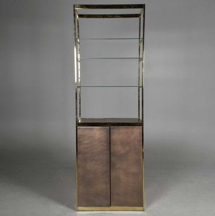 1970年代法国展示柜
黄铜材质，配拉丝铜门，尺寸为217厘米×40厘米×73厘米。



有与年代