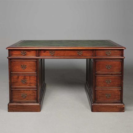 Un escritorio con pedestal de caoba de BRIGHTS OF 