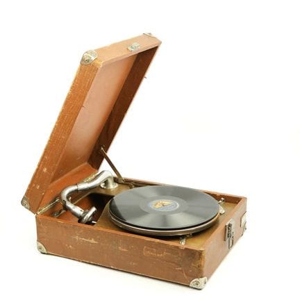 GRAMMOPHONE PORTATILE D'EPOCA
Racchiuso in una cus