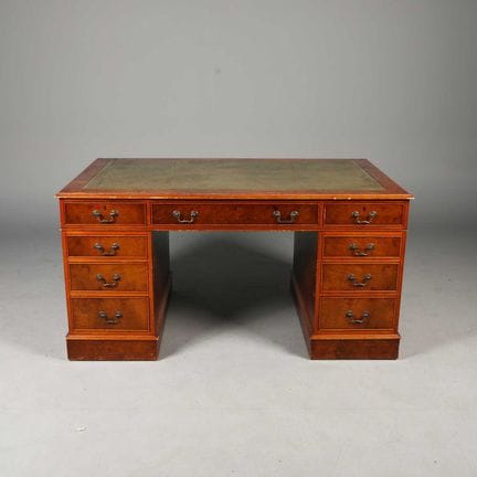 ESCRITORIO CON PEDESTAL DE MADERA DE TEJO DE ESTIL