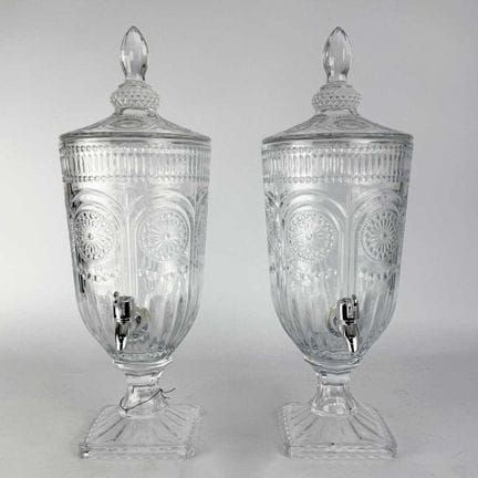 DISTRIBUTEURS D'EAU EN VERRE, LOT DE DEUX
48 cm de