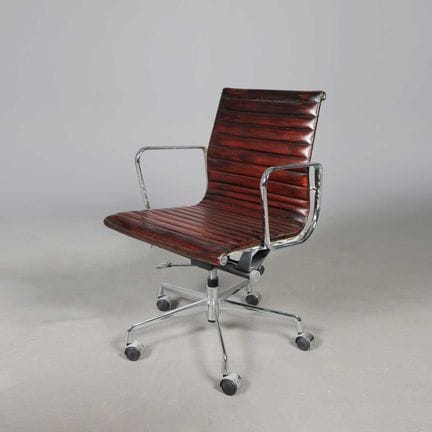 CHAISE DE STYLE « ALUMINIUM GROUP » INSPIRÉE DE CH