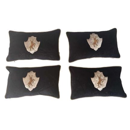 LOT DE QUATRE COUSSINS EN VELOURS NOIR AVEC MOTIF 