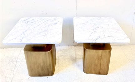 一对镀金金属边桌，配方形白色大理石桌面
高46厘米 × 宽45厘米 × 深45厘米。