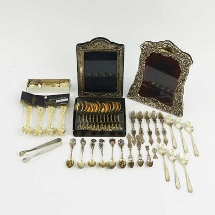 COLLEZIONE DI OGGETTI IN ARGENTO DI VARIO TIPO
com