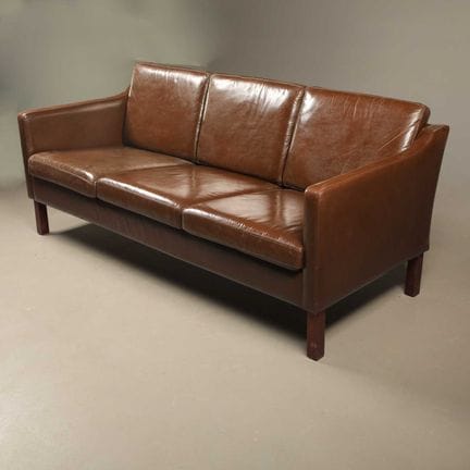 DIVANO IN PELLE MARRONE DANESE
75 cm (A) x 175 cm 