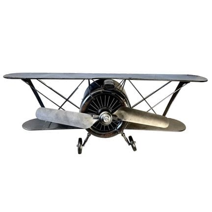新奇飞机造型壁挂式搁架
高55厘米 × 宽128厘米 × 深33厘米。