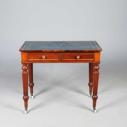 MESA DE ESCRITURA
De caoba de estilo victoriano, c