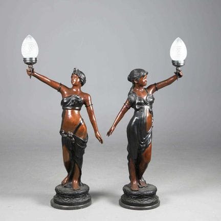 LAMPADAIRES FIGURATIFS, PAIRE.
Métal moulé. (2).

