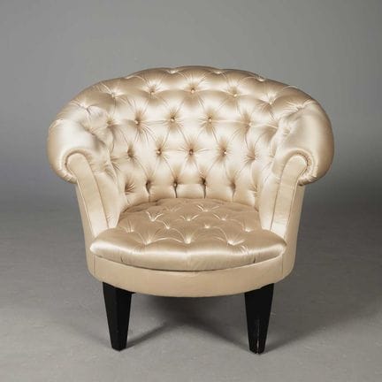 POLTRONA TUB
in tessuto di raso color champagne co