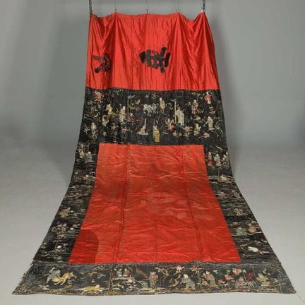 TAPISSERIE CHINOISE BRODÉE DU XIXe SIÈCLE
442 cm x