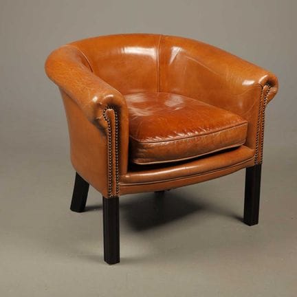 FAUTEUIL
rembourré de cuir, avec clous décoratifs,