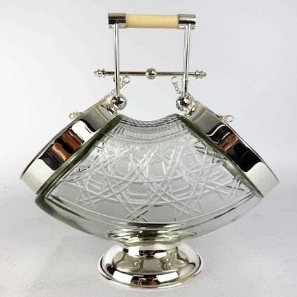 BOÎTE À BISCUITS
métal poli et verre, 27 cm de hau