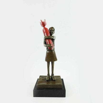 STUDIO CONTEMPORANEO IN METALLO FUSO
ragazza con u