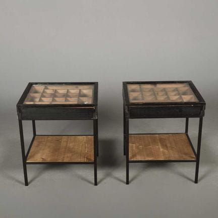 展示用顶部边桌，一对
每张尺寸约为 53 厘米 × 45 厘米 × 42 厘米（2）



表面有瑕