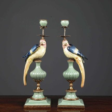BOUGEIERS « PARROT », PAIRE.
Céramique et métal do