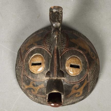 UNA MASCHERA ASHANTI DEL GHANA.
65 cm x 65 cm.



