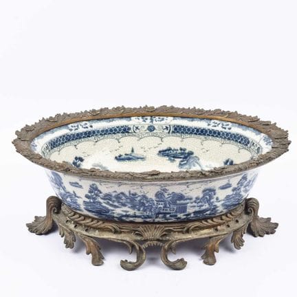 JARDINERA DE CERÁMICA AZUL Y BLANCA 
con montura d