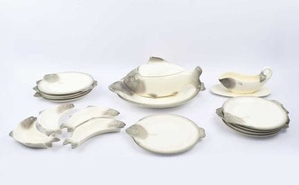 鱼宴餐具套装
欧洲瓷器，包括餐盘、盛菜盘和汤盆。