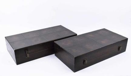 UN PAR DE CAJAS DE ALMACENAMIENTO REVESTIDAS DE CU
