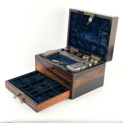 UN ESTUCHE DE TOILETTE VICTORIANO DE COROMANDEL 
c