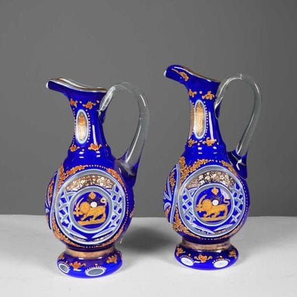 PICHETS EN VERRE DE STYLE BÉMINIEN, UNE PAIRE PRES