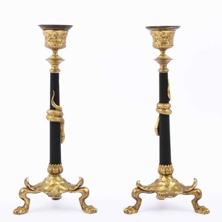 UN PAR DE CANDELABROS DE ESTILO IMPERIO DE METAL D