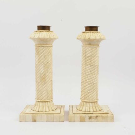 UN PAR DE CANDELABROS DE HUESO DE ORIGEN INDIO (2)
